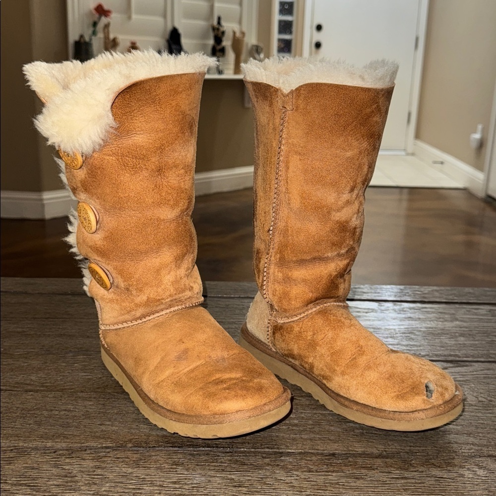UGG Bailey Button Triplet Boots Chestnut FLAWED